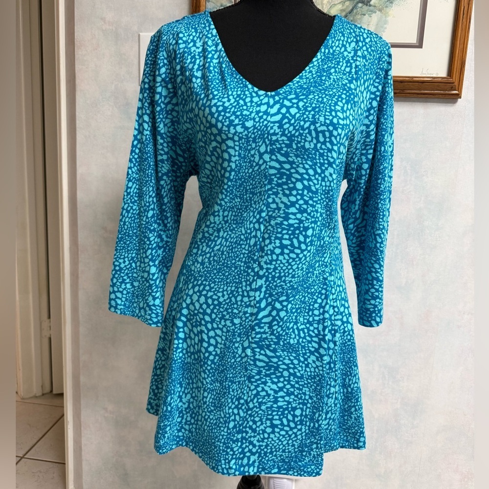 NWOT D&Co. V-Neck Blue Snakeskin Patterned Tunic Top w Flirty Peplum